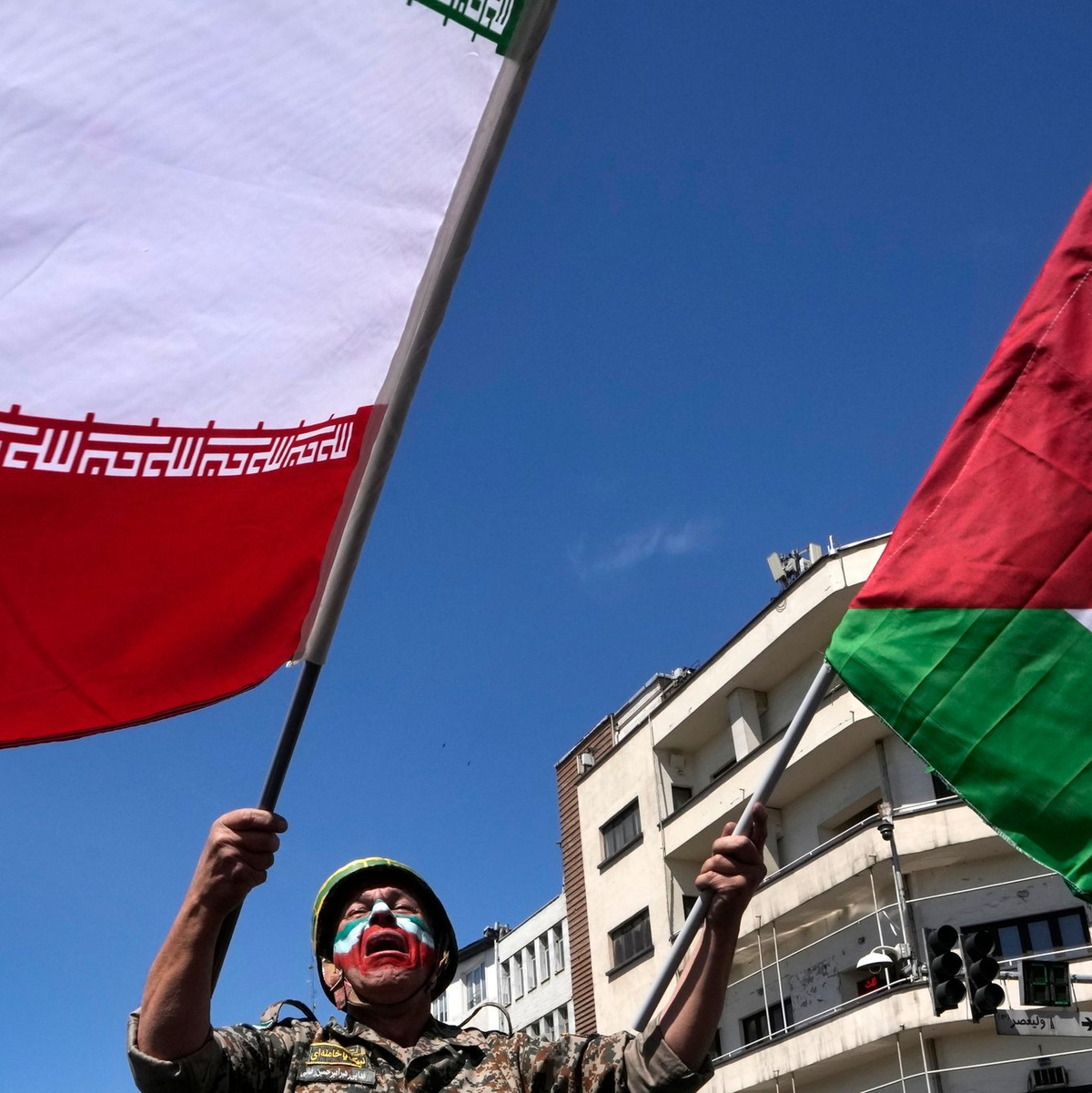 Israels Luftwaffe griff unter anderem ein Öllager im Iran an.  - Foto: Vahid Salemi/AP/dpa