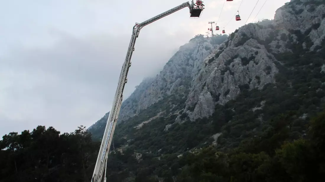 Ein Rettungsteam arbeitet mit Passagieren einer Seilbahn außerhalb von Antalya. - Bild: Uncredited/IHA/AP/dpa