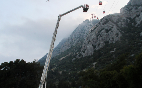 Ein Rettungsteam arbeitet mit Passagieren einer Seilbahn außerhalb von Antalya. - Foto: Uncredited/IHA/AP/dpa