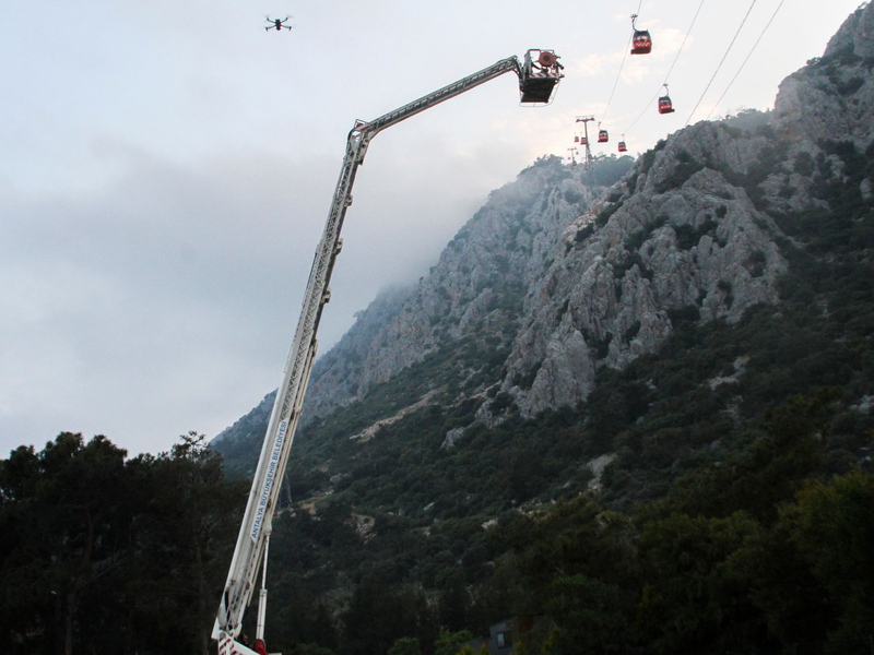 Ein Rettungsteam arbeitet mit Passagieren einer Seilbahn außerhalb von Antalya. - Foto: Uncredited/IHA/AP/dpa