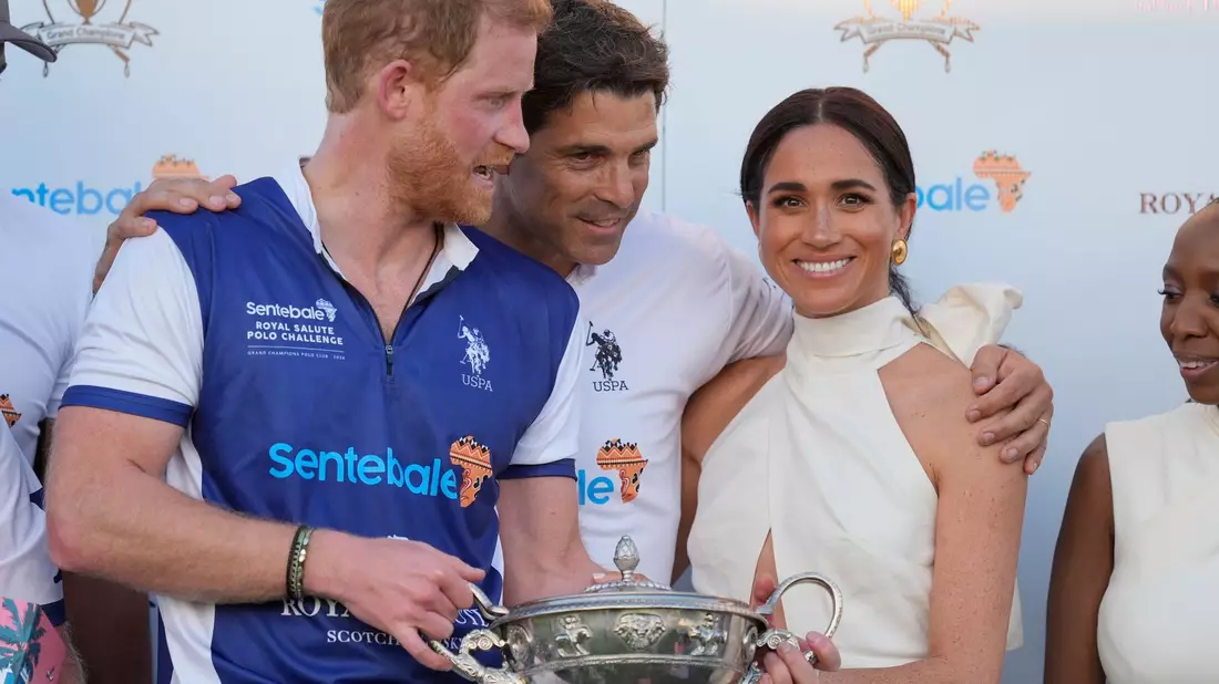 Der argentinische Profi-Polospieler Ignacio Nacho Figueras (M) umarmt den britischen Prinzen Harry (l) und seine Frau Meghan Markle. - Bild: Rebecca Blackwell/AP
