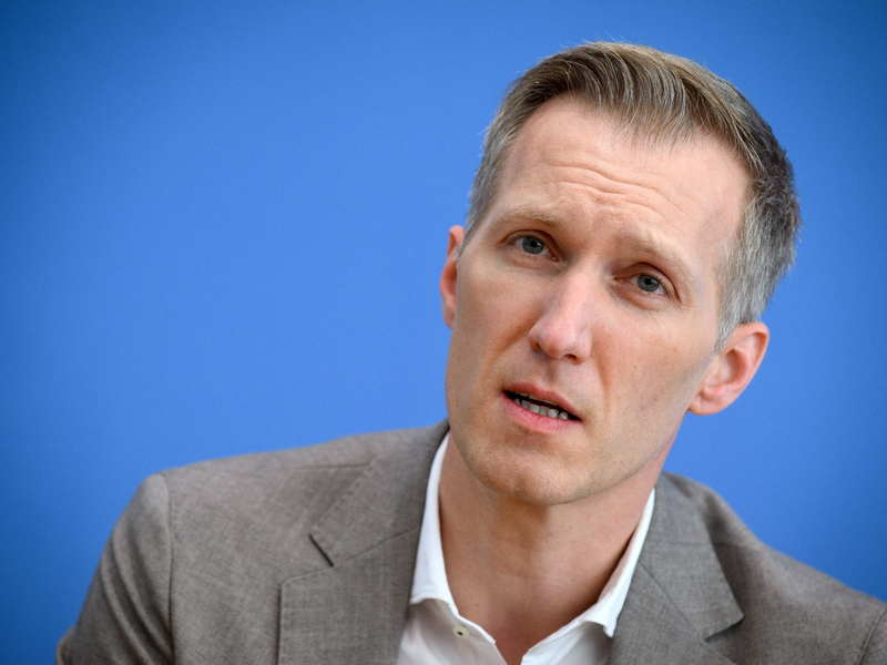 Daniel Terzenbach,  Beauftragter der Bundesregierung für die Arbeitsmarktintegration von Zuwanderern, in der Bundespressekonferenz. - Foto: Bernd von Jutrczenka/dpa