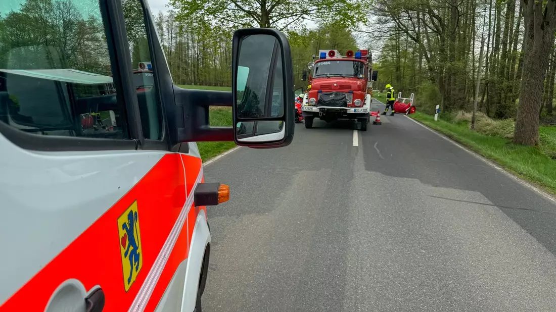 FW Flotwedel: PKW kollidiert frontal mit Baum bei Langlingen - Feuerwehr Langlingen befreit Fahrerin - Bild: presseportal.de