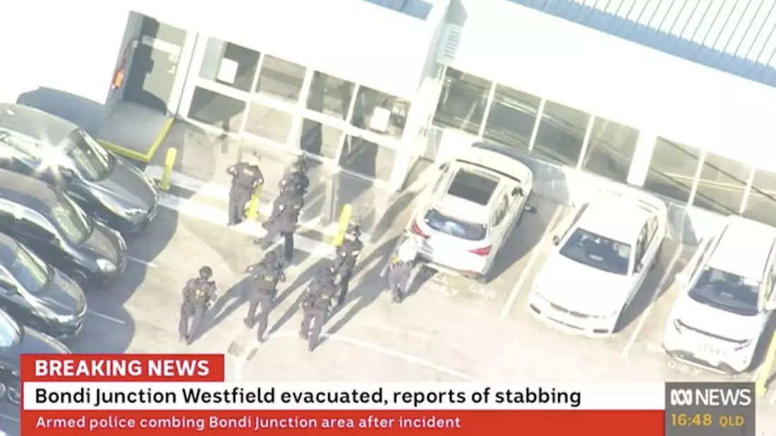 Ein Videostandbild von ABC News, zeigt, wie die Polizei in Bondi Junction in Sydney eindringt, nachdem in dem Einkaufszentrum in den östlichen Vororten mehrere Menschen niedergestochen wurden. - Bild: ---/ABC NEWS/dpa