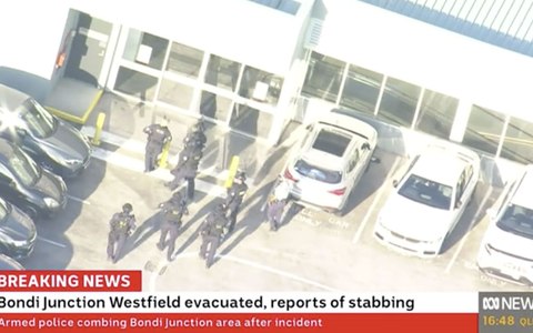 Ein Videostandbild von ABC News, zeigt, wie die Polizei in Bondi Junction in Sydney eindringt, nachdem in dem Einkaufszentrum in den östlichen Vororten mehrere Menschen niedergestochen wurden. - Foto: ---/ABC NEWS/dpa