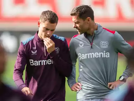 Trainer Xabi Alonso (r) und Florian Wirtz haben großen Anteil am Erfolg von Bayer Leverkusen. - Foto: Marius Becker/dpa