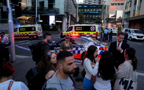 Eine Menschenmenge versammelt sich vor dem Westfield Shopping Centre. Medienberichten zufolge wurden in dem Einkaufszentrum in Sydney mehrere Menschen niedergestochen und eine Person von der Polizei erschossen. - Foto: Rick Rycroft/AP