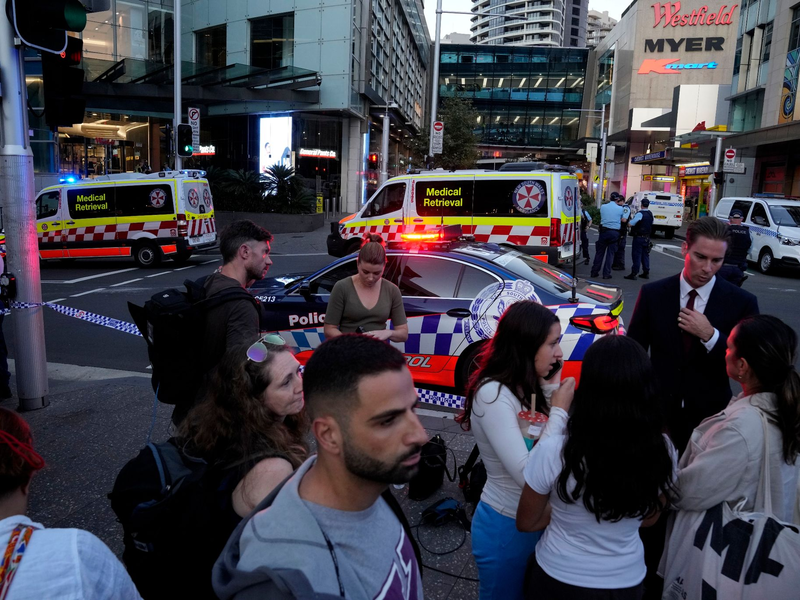 Eine Menschenmenge versammelt sich vor dem Westfield Shopping Centre. Medienberichten zufolge wurden in dem Einkaufszentrum in Sydney mehrere Menschen niedergestochen und eine Person von der Polizei erschossen. - Foto: Rick Rycroft/AP