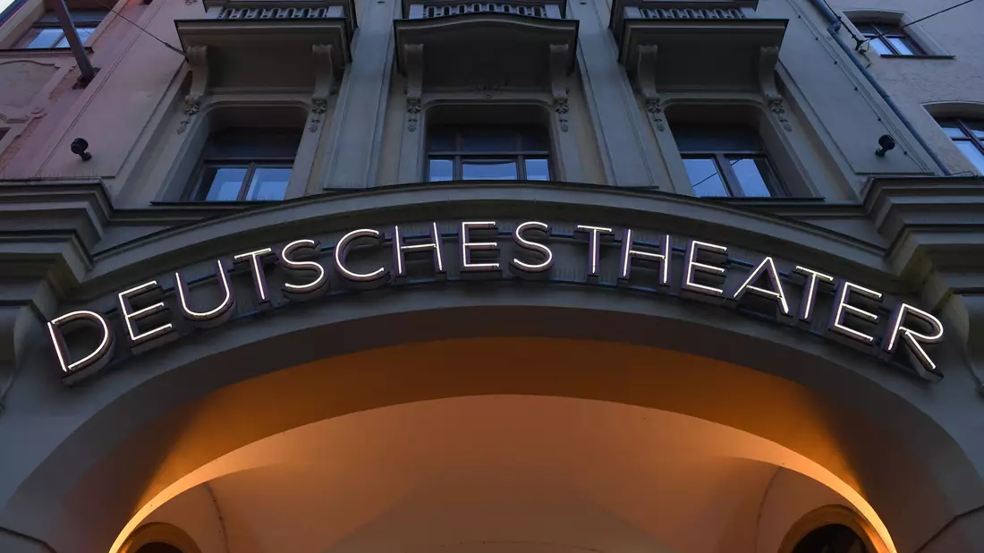 Das Foto zeigt das Deutsche Theater in München. Am Freitag wird dort «Die Zauberflöte» als Musical uraufgeführt. - Bild: Felix Hörhager/dpa