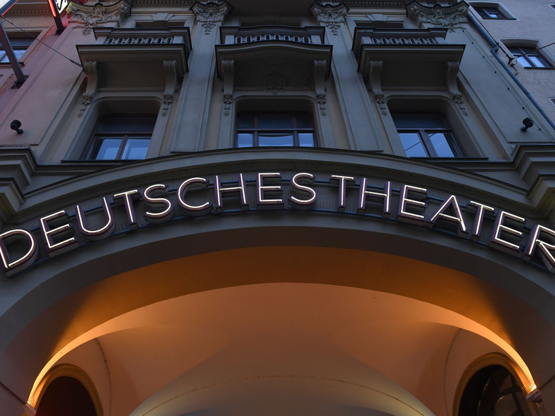 Das Foto zeigt das Deutsche Theater in München. Am Freitag wird dort «Die Zauberflöte» als Musical uraufgeführt. - Foto: Felix Hörhager/dpa