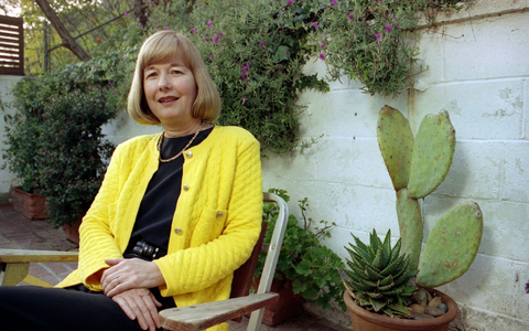 Eleanor Coppola sitzt im Januar 1992 in ihrem Haus in Los Angeles. - Foto: Craig Fujii/AP