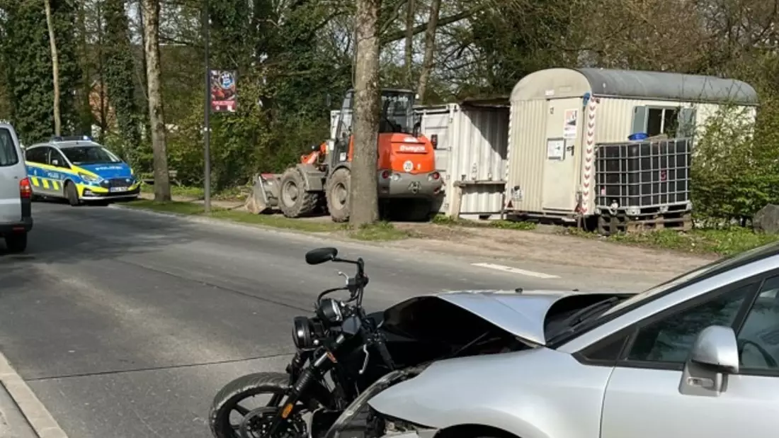 POL-PB: Beim Abbiegen Motorradfahrer verletzt - Bild: presseportal.de
