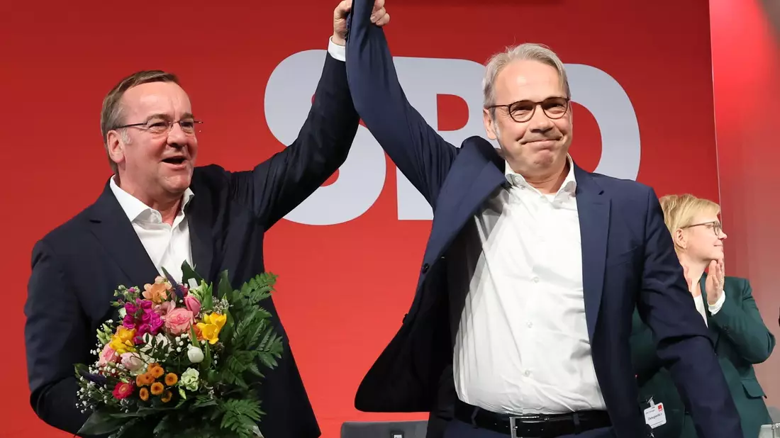 Boris Pistorius (l, SPD), Bundesverteidigungsminister und Georg Maier (SPD), Innenminister von Thüringen und SPD Landesvorsitzender winken auf der Landesdelegiertenkonferenz der SPD. - Bild: Bodo Schackow/dpa