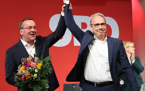Boris Pistorius (l, SPD), Bundesverteidigungsminister und Georg Maier (SPD), Innenminister von Thüringen und SPD Landesvorsitzender winken auf der Landesdelegiertenkonferenz der SPD. - Foto: Bodo Schackow/dpa