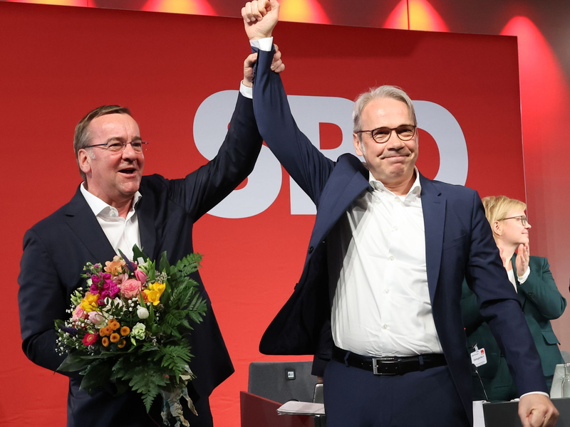 Boris Pistorius (l, SPD), Bundesverteidigungsminister und Georg Maier (SPD), Innenminister von Thüringen und SPD Landesvorsitzender winken auf der Landesdelegiertenkonferenz der SPD. - Foto: Bodo Schackow/dpa
