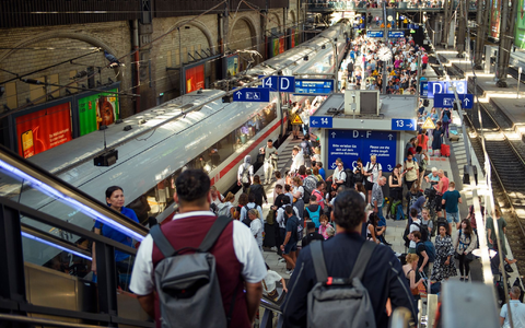 An Bahnsteigen für den Fernverkehr des Hamburger Hauptbahnhofs stehen zahlreiche Fahrgäste. Die Menschen in Deutschland fahren nach einer Statistik wieder mehr Zug. - Foto: Gregor Fischer/dpa