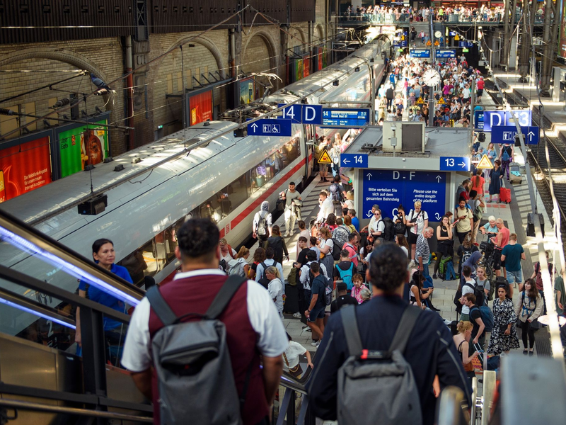 An Bahnsteigen für den Fernverkehr des Hamburger Hauptbahnhofs stehen zahlreiche Fahrgäste. Die Menschen in Deutschland fahren nach einer Statistik wieder mehr Zug. - Foto: Gregor Fischer/dpa