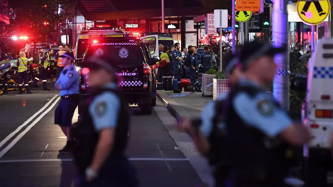 Rettungskräfte sind an der Bondi Junction zu sehen, nachdem mehrere Menschen in dem Einkaufszentrum in Sydney niedergestochen wurden. - Bild: Steven Saphore/AAP/dpa