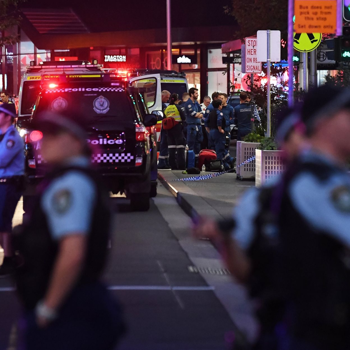 Rettungskräfte sind an der Bondi Junction zu sehen, nachdem mehrere Menschen in dem Einkaufszentrum in Sydney niedergestochen wurden. - Foto: Steven Saphore/AAP/dpa