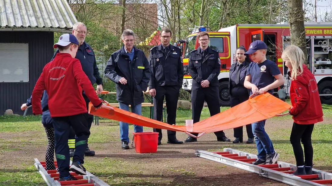 FW Bremerhaven: Kinderfeuerwehr Weddewarden richtet erstmals die Abnahme der Kinderflamme aus - Bild: presseportal.de