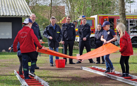 FW Bremerhaven: Kinderfeuerwehr Weddewarden richtet erstmals die Abnahme der Kinderflamme aus - Foto: presseportal.de