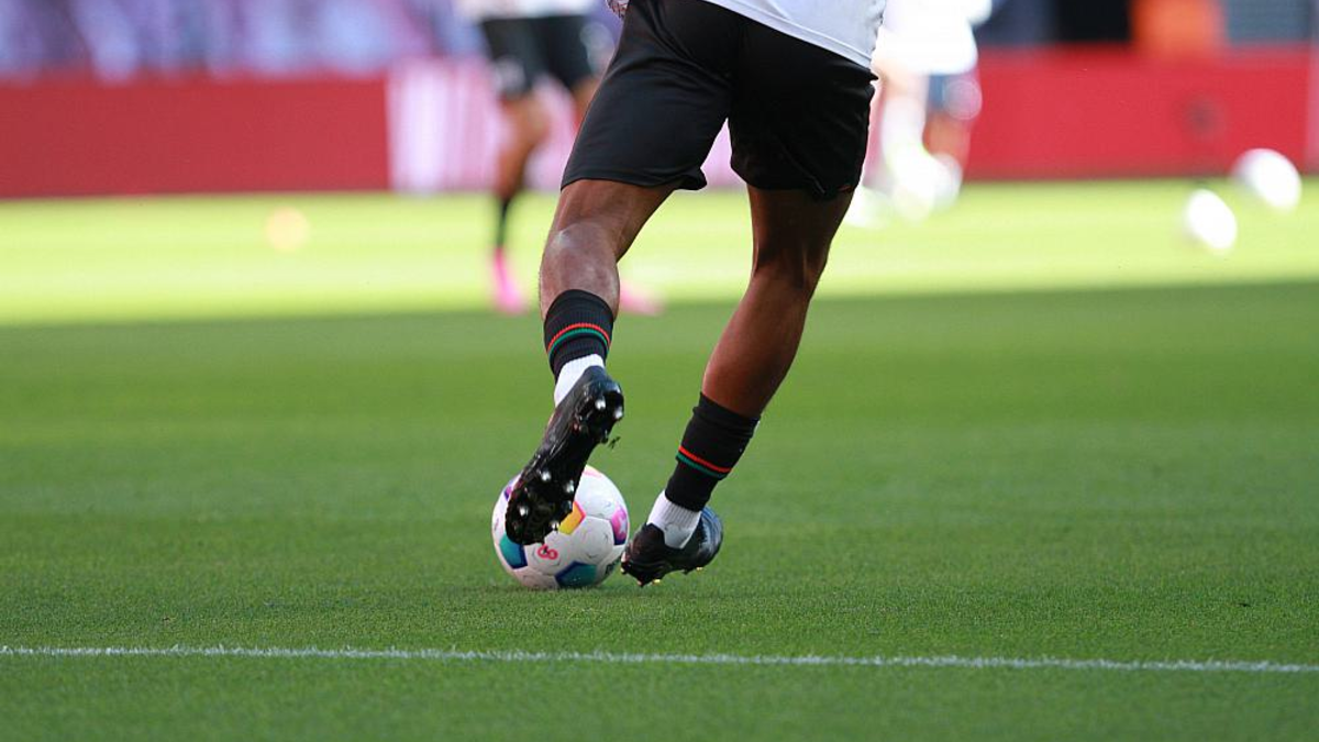 Fußballspieler mit Ball (Archiv) - Foto: über dts Nachrichtenagentur