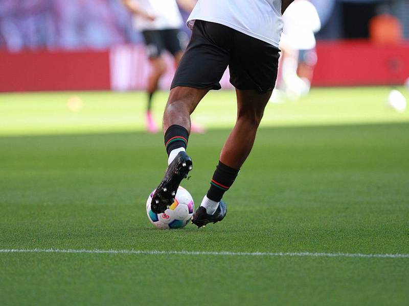 Fußballspieler mit Ball (Archiv) - Foto: über dts Nachrichtenagentur