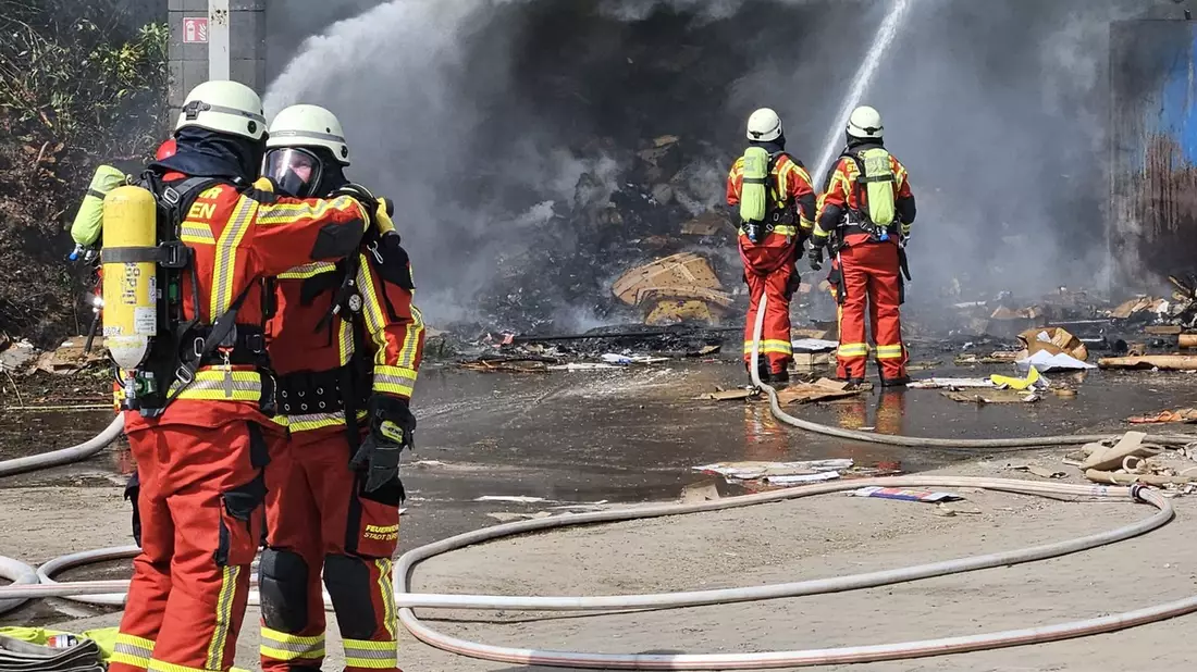 FW Düren: Feuer in Entsorgungsbetrieb - Bild: presseportal.de