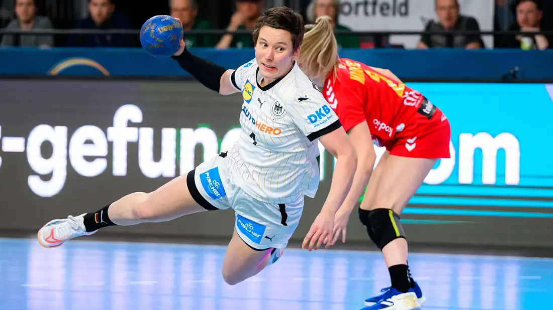 Alina Grijseels (l) und die DHB-Frauen setzten sich auch gegen Montenegro durch. - Bild: Marco Wolf/dpa