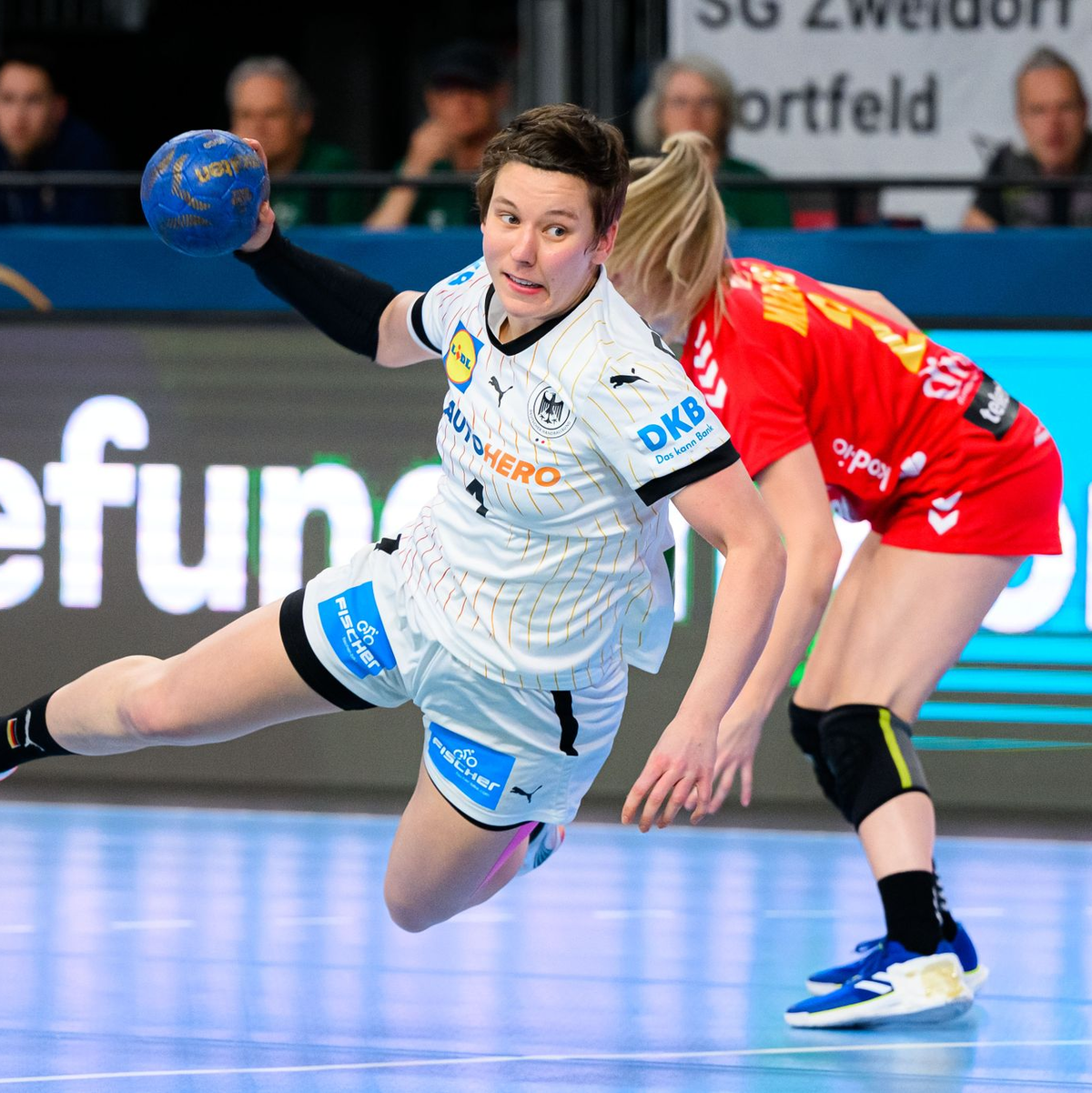 Alina Grijseels (l) und die DHB-Frauen setzten sich auch gegen Montenegro durch. - Foto: Marco Wolf/dpa