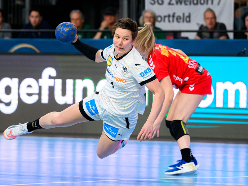 Alina Grijseels (l) und die DHB-Frauen setzten sich auch gegen Montenegro durch. - Foto: Marco Wolf/dpa
