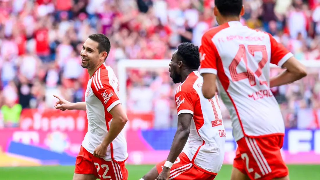 Raphaël Guerreiro (l) brachte die Bayern mit einem wunderschönen Distanzschuss in Führung. - Bild: Tom Weller/dpa