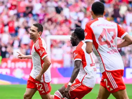 Raphaël Guerreiro (l) brachte die Bayern mit einem wunderschönen Distanzschuss in Führung. - Foto: Tom Weller/dpa