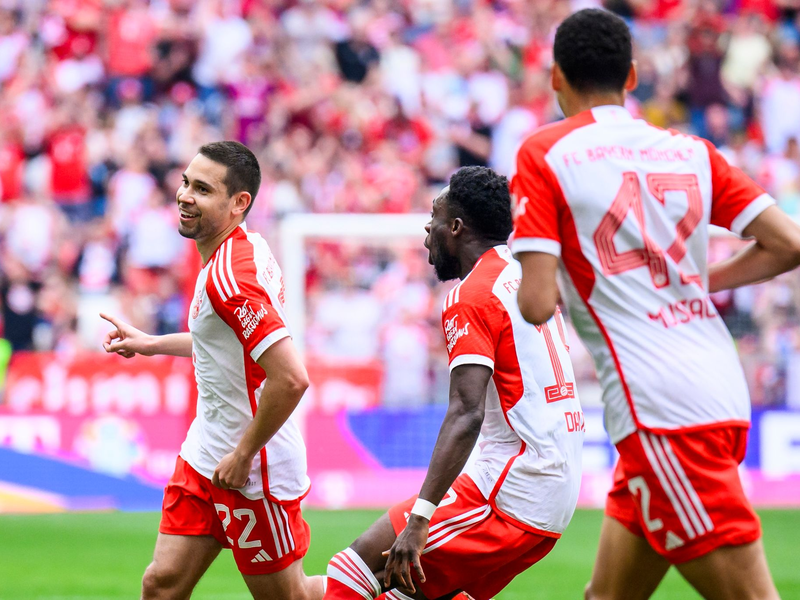 Raphaël Guerreiro (l) brachte die Bayern mit einem wunderschönen Distanzschuss in Führung. - Foto: Tom Weller/dpa