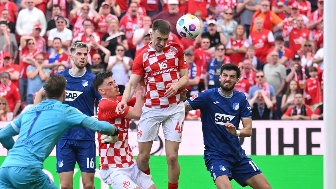 Die TSG 1899 Hoffenheim (blau) hatte Glück, gegen den FSV Mainz 05 (rot) nach der ersten Hälfte nicht höher in Rückstand gelegen zu haben. - Bild: Torsten Silz/dpa