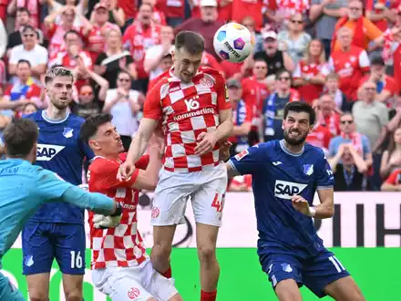 Die TSG 1899 Hoffenheim (blau) hatte Glück, gegen den FSV Mainz 05 (rot) nach der ersten Hälfte nicht höher in Rückstand gelegen zu haben. - Foto: Torsten Silz/dpa