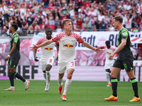 Benjamin Sesko verwandelt den umstrittenen Hand-Elfmeter. - Foto: Jan Woitas/dpa