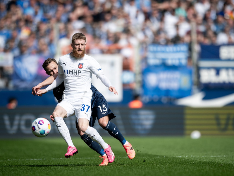 Matus Bero (M) trifft für Bochum zum 2:0. - Foto: Fabian Strauch/dpa