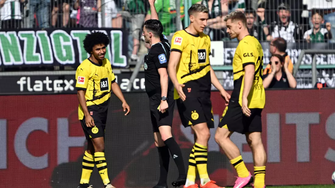 Dortmunds Karim Adeyemi (l) sah in Mönchengladbach die Gelb-Rote Karte. - Bild: Federico Gambarini/dpa