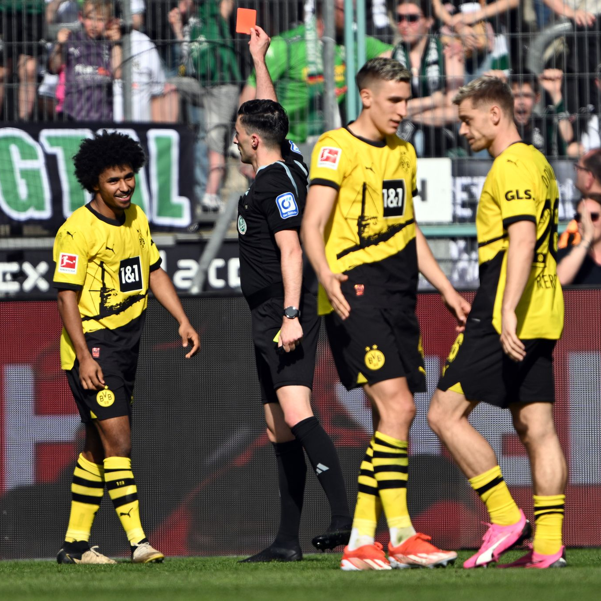 Dortmunds Karim Adeyemi (l) sah in Mönchengladbach die Gelb-Rote Karte. - Foto: Federico Gambarini/dpa