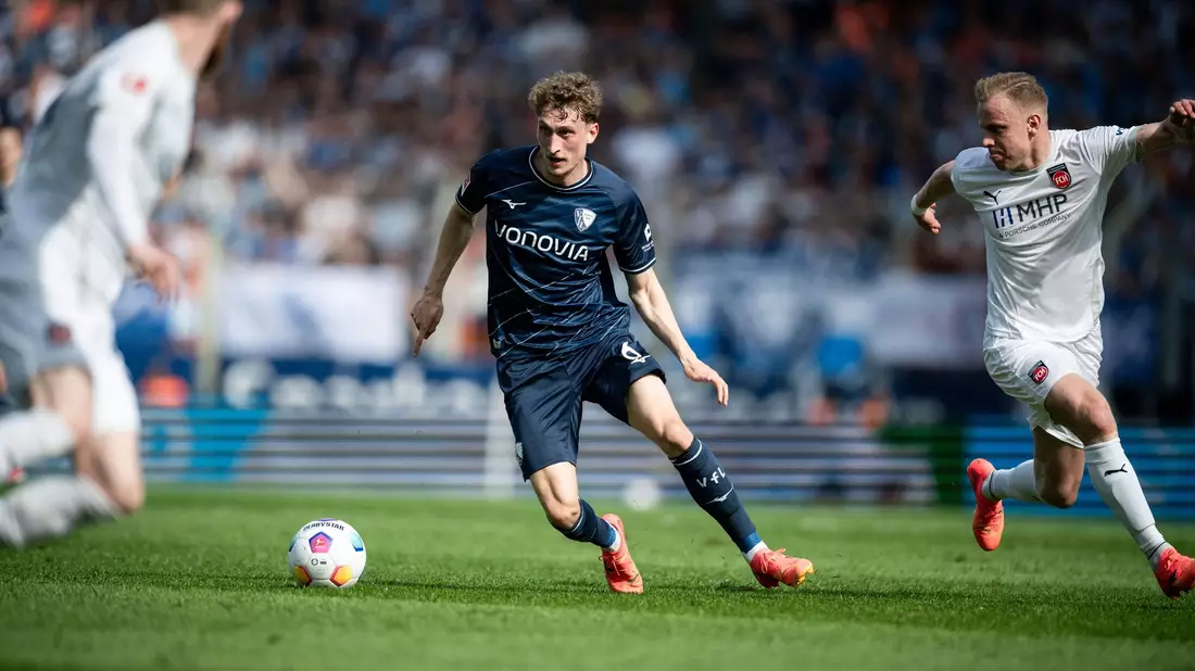 Patrick Osterhage (M) und der VfL Bochum trennten sich von Heidenheim 1:1. - Bild: Fabian Strauch/dpa