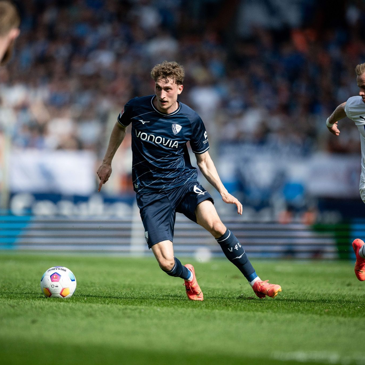 Patrick Osterhage (M) und der VfL Bochum trennten sich von Heidenheim 1:1. - Foto: Fabian Strauch/dpa