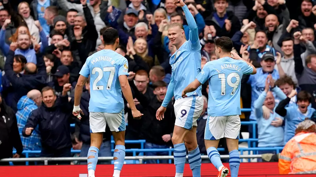 Manchester City übernimmt zumindest für einen Tag die Tabellenspitze. - Bild: Martin Rickett/PA Wire/dpa