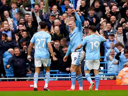 Manchester City übernimmt zumindest für einen Tag die Tabellenspitze. - Foto: Martin Rickett/PA Wire/dpa