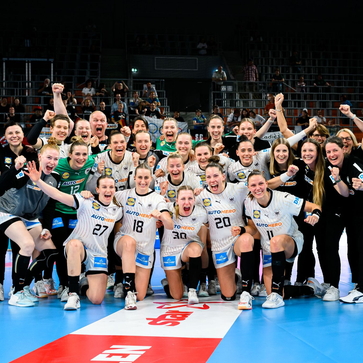 Die deutschen Handballerinnen haben die Olympia-Teilnahme perfekt gemacht. - Foto: Marco Wolf/dpa