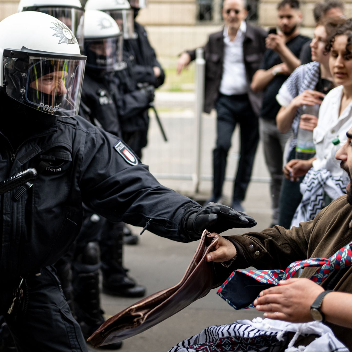 Ein Polizist und ein Demonstrant stoßen bei der Demonstration in Berlin-Mitte aufeinander. Die Polizei war mit rund 900 Kräften in der Stadt im Einsatz. - Foto: Fabian Sommer/dpa