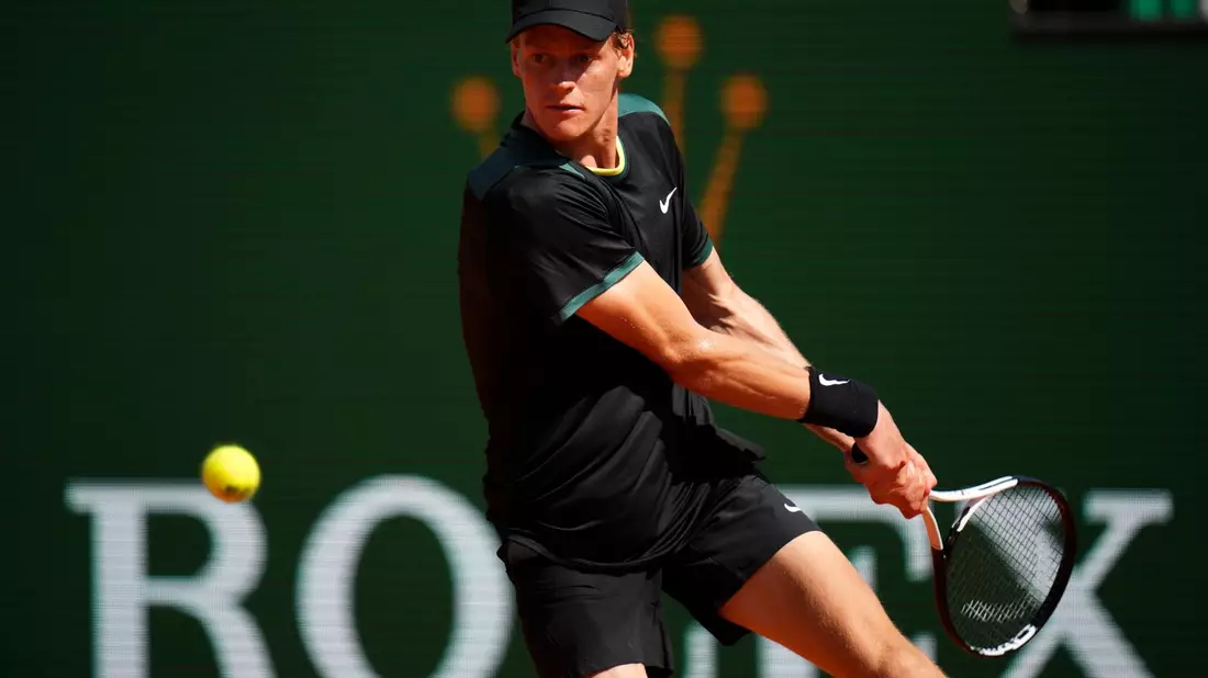 Jannik Sinner musste sich in Monte-Carlo Stefanos Tsitsipas geschlagen geben. - Bild: Daniel Cole/AP/dpa