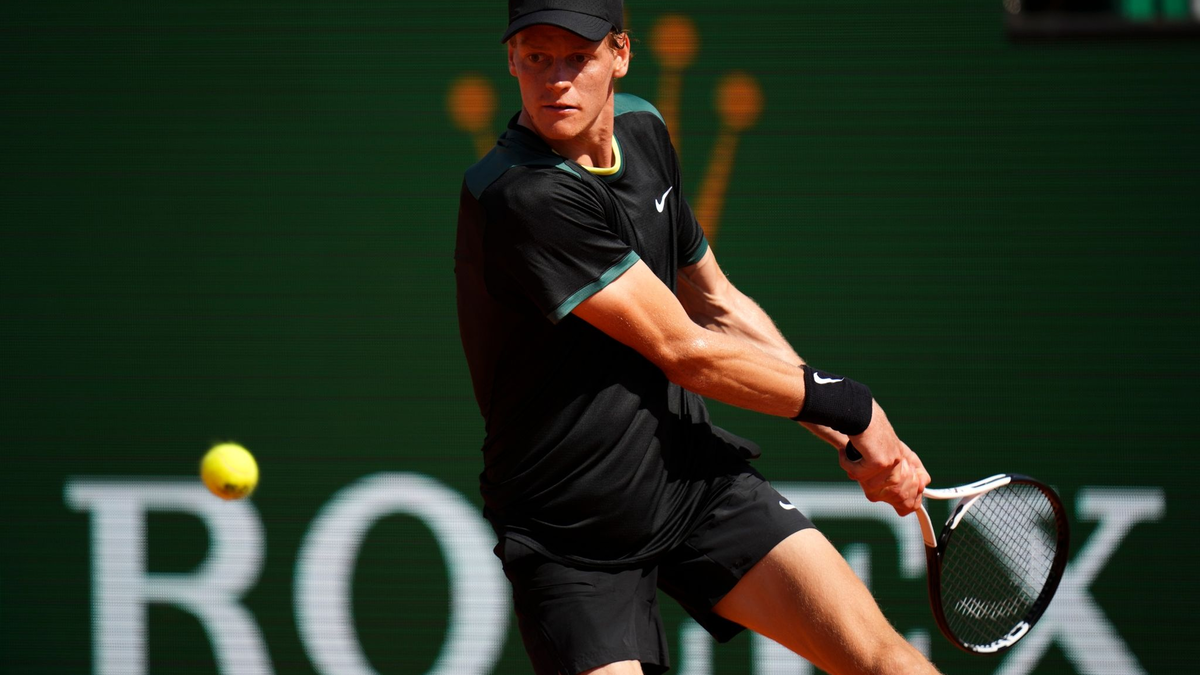 Jannik Sinner musste sich in Monte-Carlo Stefanos Tsitsipas geschlagen geben. - Foto: Daniel Cole/AP/dpa