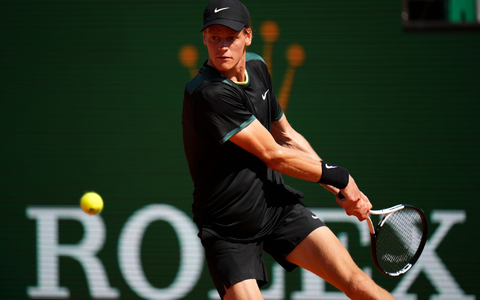 Jannik Sinner musste sich in Monte-Carlo Stefanos Tsitsipas geschlagen geben. - Foto: Daniel Cole/AP/dpa