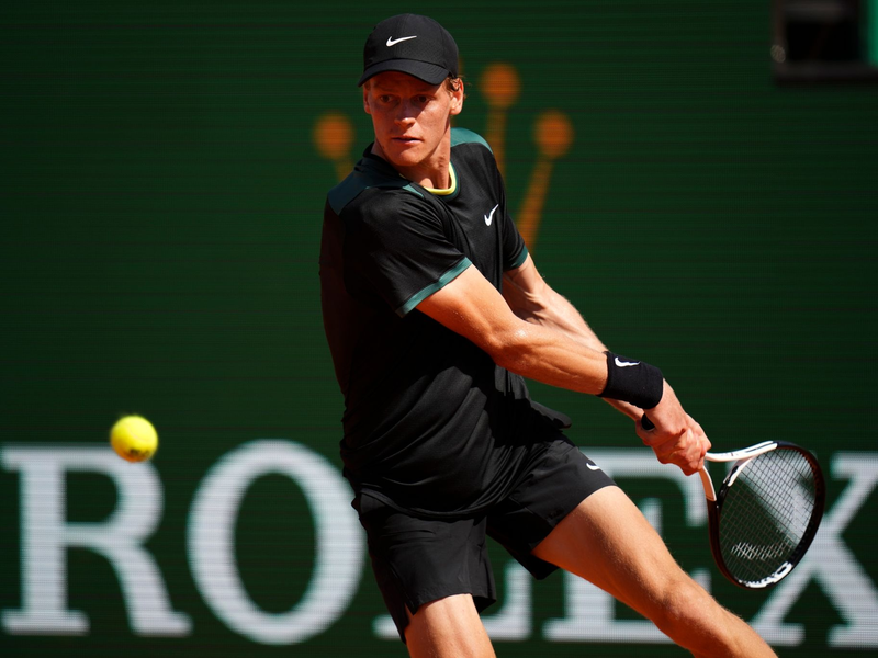 Jannik Sinner musste sich in Monte-Carlo Stefanos Tsitsipas geschlagen geben. - Foto: Daniel Cole/AP/dpa